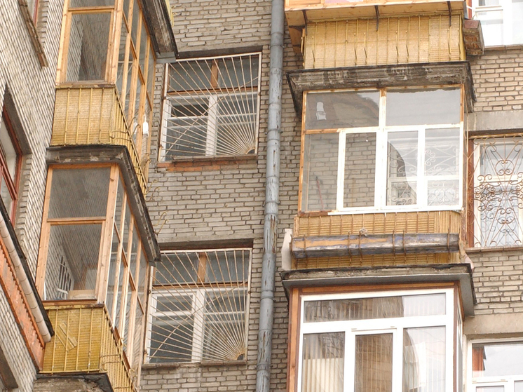 Москвич возвел фальшивую стенку между комнатой и лоджией