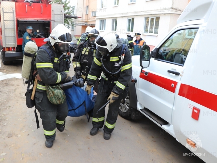 В Орле сотрудники МЧС транспортировали женщину до автомобиля скорой помощи