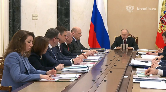 Путин объявил о введении с 2026 года новой меры поддержки семей с двумя и более детьми