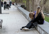 Новое исследование на близнецах из Университетского колледжа Лондона (UCL) показало, что подростковая неудовлетворенность собственным телом стала не просто временным явлением, а серьёзным фактором риска, который может привести к развитию симптомов депрессии и расстройств пищевого поведения во взрослой жизни