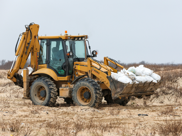 Жители хутора Воскресенское перекрыли дорогу из-за своза песка с мазутом под окнами