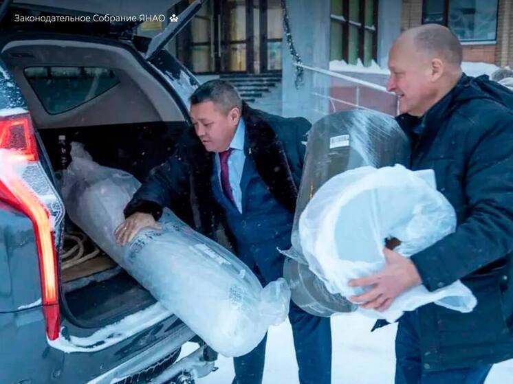 Сергей Ямкин передал волонтерам Белоярска материалы для плетения сетей