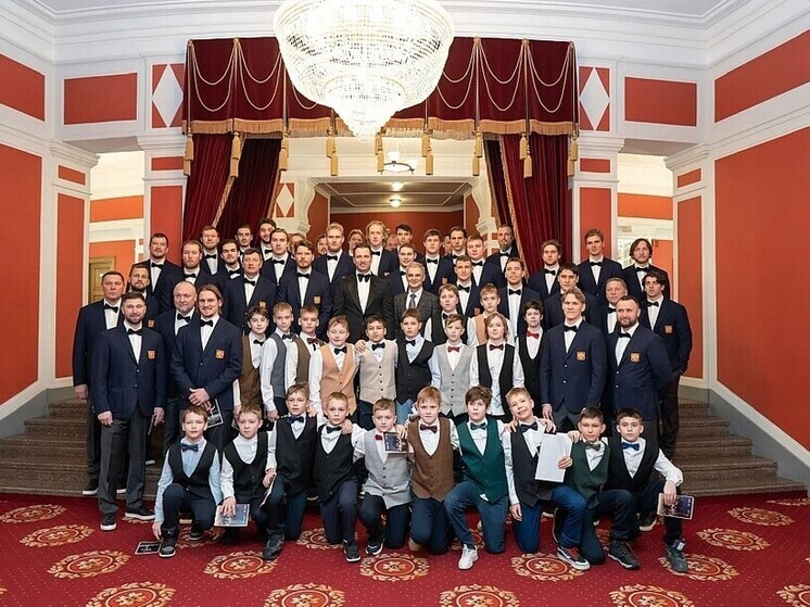 Сборная России по хоккею и юные воспитанники школы «Красная Машина Юниор» посетили Новосибирский театр оперы и балета