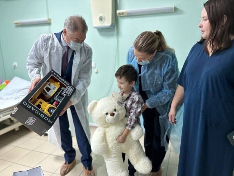Депутаты вручили подарки детям в кардиохирургическом отделении Воронежа