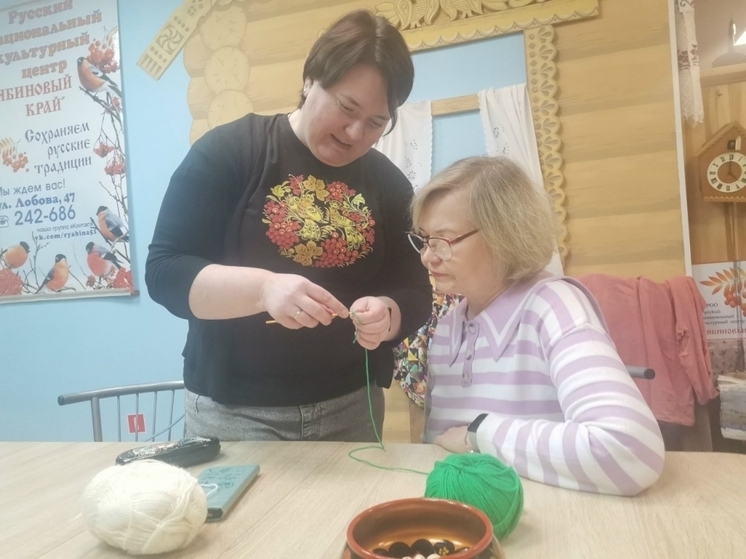 Мурманчане старшего поколения связали елочки на мастер-классе в «Рябиновом краю»