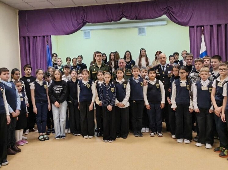 Школьники Кильдинстроя открыли Стену памяти и встретились с военнослужащими