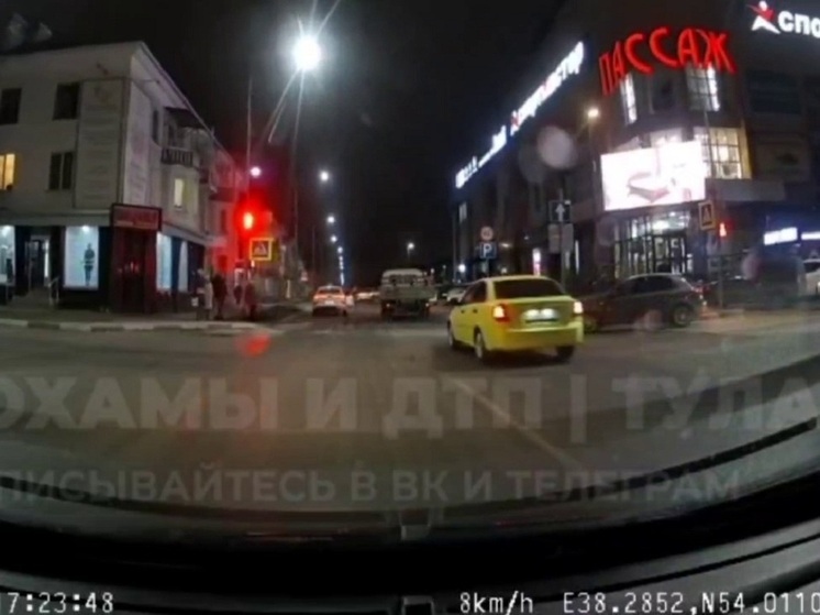 В Новомосковске таксист проехал перекрёсток на красный и едва не устроил ДТП