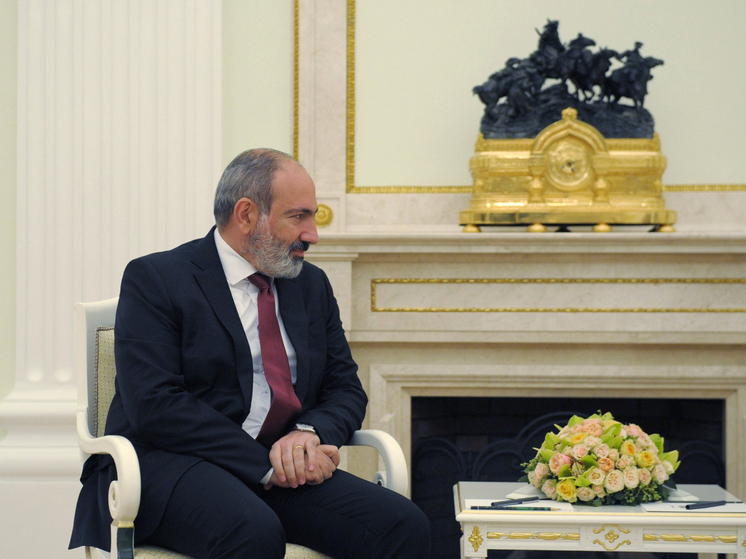 Никол Пашинян опубликовал видео в шляпе из Москвы и показал пальцами "сердечко"