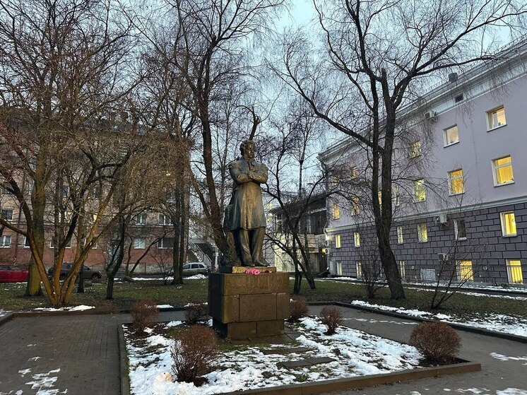 В центре Петрозаводска памятники преобразились благодаря установке художественной иллюминации