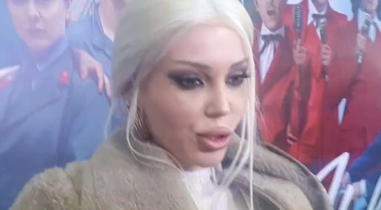 Оксана Самойлова пришла на премьеру в парике