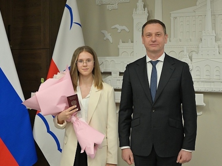 Андрей Прошунин вручил девяти юным сочинцам первые паспорта