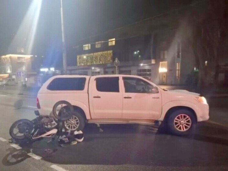 В Калининграде подросток на мопеде вместе с пассажиркой врезался в автомобиль