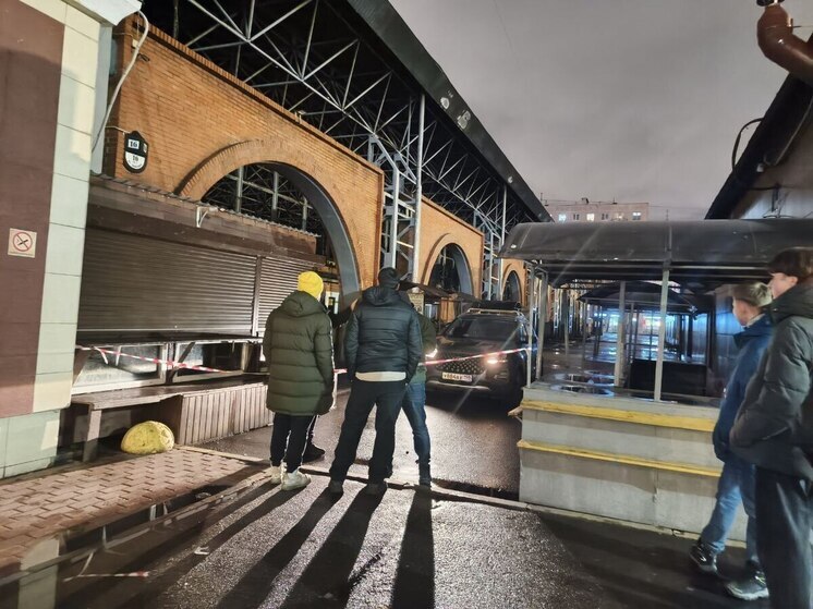 Арендаторов помещений сгоревшего Правобережного рынка не впустили внутрь