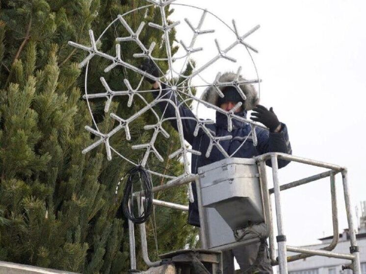 22-метровую ёлку из натуральной хвои украшают в оренбургском сквере Гагарина
