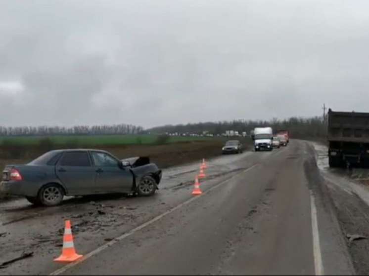 В Ростовской области в жутком ДТП с грузовиком погиб водитель легковушки