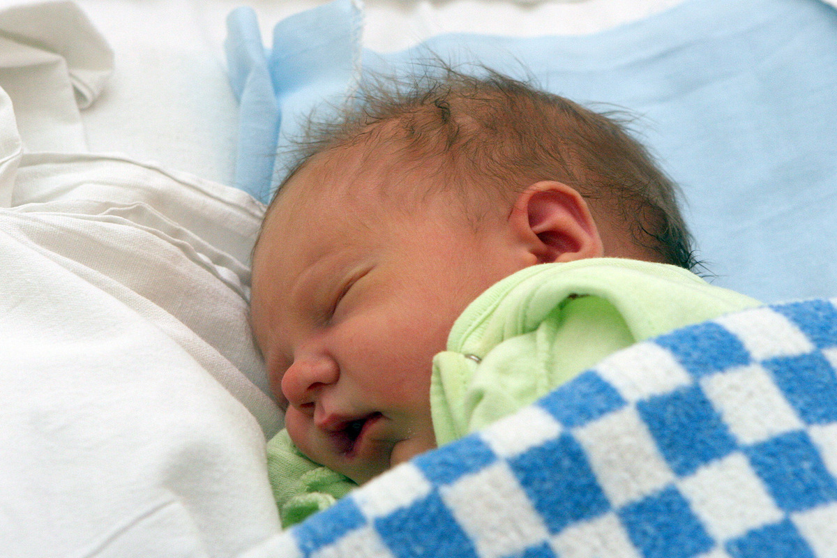 Полицейский спас младенца на оживленной трассе