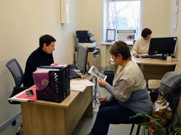 В Хабаровском крае второй год подряд работает уникальный проект на базе фонда «Защитники Отечества»: специальные рабочие места в МФЦ и Государственном юридическом бюро, созданные специально для участников специальной военной операции (СВО) и их семей