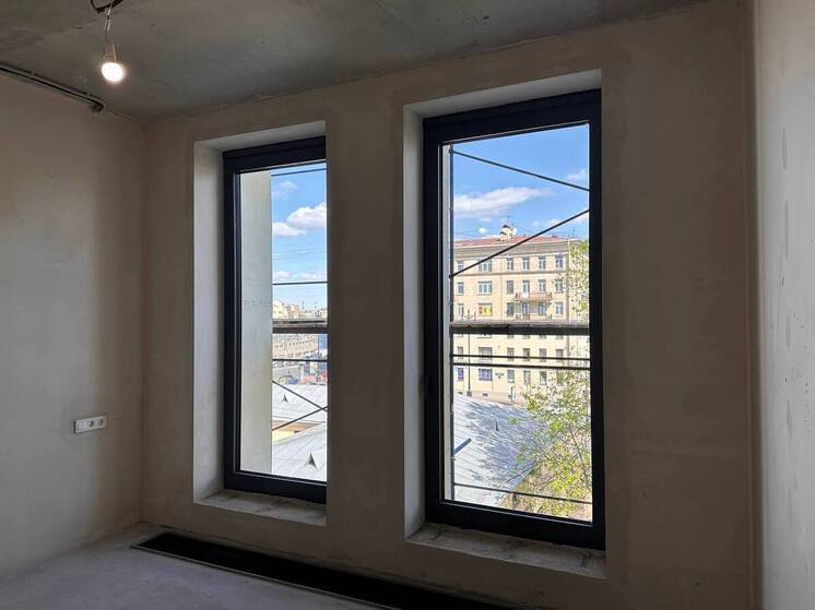 Перепланировка кажется простым способом сделать квартиру удобнее, но на деле закон строго регулирует любые изменения. Ошибки могут обойтись достаточно дорого. Речь идет не только о штрафе. Дело может дойти даже до суда. Поэтому прежде чем сносить стену или переносить кухню, важно точно знать, что можно, а что — категорически нельзя.