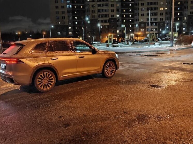 Праздничное утро в Петербурге началось с аварий по всему городу