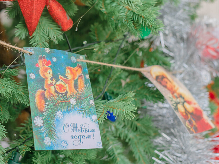 12 новогодних фильмов, которых хватит на все праздники
Классику вроде «Иронии судьбы» или «Приключений Шурика» помнят все