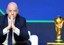 Болельщики по всему миру требуют от ФИФА приостановить продажу билетов на ЧМ-2026 из-за резкого роста цен: маршрут от группового этапа до финала обойдётся минимум в 6900 долларов — почти в пять раз дороже, чем в Катаре-2022. Критике подверглись отсутствие билетов категории 4 для фанатов сборных, динамическое ценообразование и непрозрачная система, основанная на субъективной «привлекательности» матчей. FSE называет политику ФИФА угрозой доступности и духу турнира.