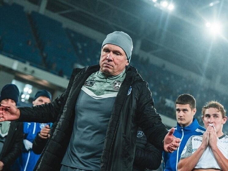 Андрей Талалаев остаётся главным тренером «Балтики» как минимум до конца сезона-2025/2026. Специалист отметил давление на команду из-за интереса к игрокам со стороны других клубов. В матче с «Спартаком» (1:0) он был удалён на 33-й минуте; позже получил трёхматчевую дисквалификацию. После 18 туров «Балтика» — пятая с 35 очками; следующий матч — 27 февраля 2026 года против «Зенита» («Балтийское дерби»).