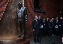 Со стороны Верхней Радищевской улицы, у входа в Театр на Таганке, прошло торжественное открытие памятника, посвящённого Юрию Любимову