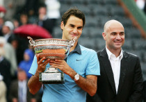 Впервые в истории Australian Open пройдёт церемония открытия — 17 января 2026 года в Мельбурне. В ней примут участие легендарные теннисисты Роджер Федерер, Андре Агасси, Патрик Рафтер и Ллейтон Хьюитт; запланирована «Битва первых ракеток мира». Турнир стартует 18 января и продлится до 1 февраля. Карлос Алькарас назвал победу в Австралии главной целью сезона. Трофеи изготавливает сиднейская мастерская WJ Sanders — вручную, из серебра, общей стоимостью свыше 860 тыс. австралийских долларов.