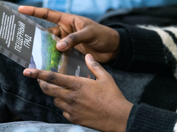 Путешествие по Челябинску продолжает документальный фильм «Пещерный град», посвящённый серпиевскому археологическому памятнику, где нашли рисунки древних людей