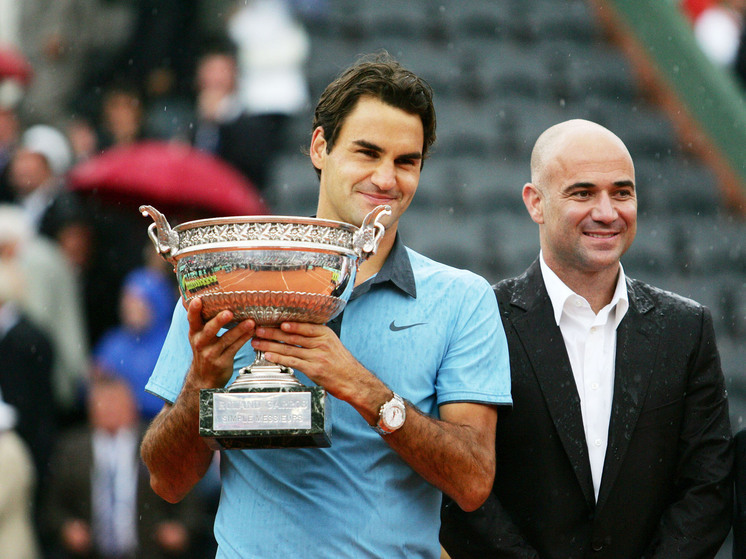 Впервые в истории Australian Open пройдёт церемония открытия — 17 января 2026 года в Мельбурне. В ней примут участие легендарные теннисисты Роджер Федерер, Андре Агасси, Патрик Рафтер и Ллейтон Хьюитт; запланирована «Битва первых ракеток мира». Турнир стартует 18 января и продлится до 1 февраля. Карлос Алькарас назвал победу в Австралии главной целью сезона. Трофеи изготавливает сиднейская мастерская WJ Sanders — вручную, из серебра, общей стоимостью свыше 860 тыс. австралийских долларов.