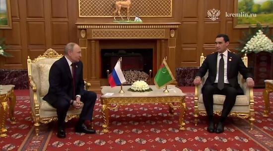 На полях форума состоялась двусторонняя встреча Путина с президентом Туркменистана