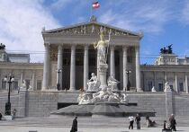 В Австрии консервативное правительство запретило девочкам младше 14 лет носить платки в школе