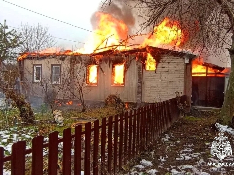 Под Курском в селе Быки сгорел дом из-за окурка сигареты