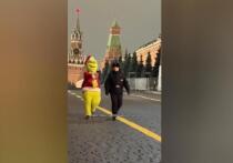 Москва каждый раз сказочно преображается к Новому году, и в этот период все больше блогеров и моделей стремятся в самое ее сердце — на Красную площадь, чтобы в красивой локации снять свои рекламные ролики или устроить фотосессию