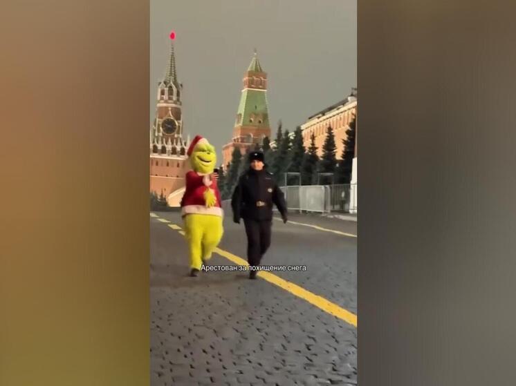 Москва каждый раз сказочно преображается к Новому году, и в этот период все больше блогеров и моделей стремятся в самое ее сердце — на Красную площадь, чтобы в красивой локации снять свои рекламные ролики или устроить фотосессию