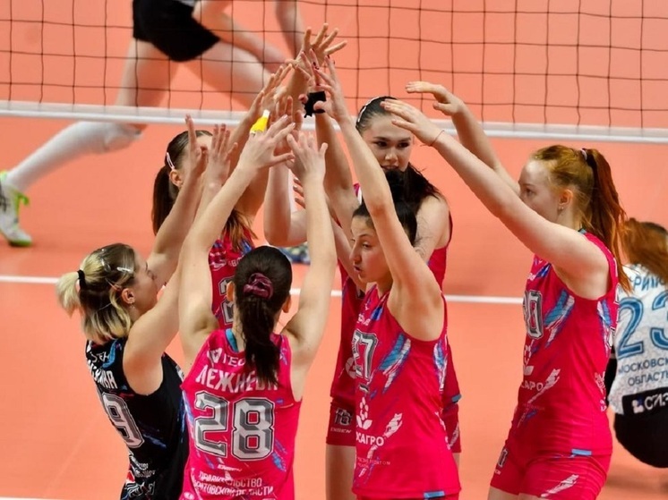 Административный совет ФИВБ решил допустить молодежные сборные России и Беларуси к международным соревнованиям с 1 января 2026 года. Решение основано на рекомендации Исполкома МОК от 11 декабря 2025 года, отменяющей ограничения для юных спортсменов из этих стран. Им разрешено выступать под национальной символикой — с флагом и гимном, без дополнительных проверок. Ранее действовавшая рекомендация МОК от 28 марта 2023 года на юношеские категории более не распространяется.