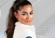 Выступающая в одиночном катании фигуристка Аделия Петросян показала красивый наряд для зимы. 18-летнюю спортсменку недаром считают одной из самых стильных фигуристок России.