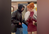 Интернет-сообщество активно обсуждает скандальный случай в московском метро, где неадекватный пикапер ударил по мягкому месту блогершу, когда та снимала контент вместе с подругой