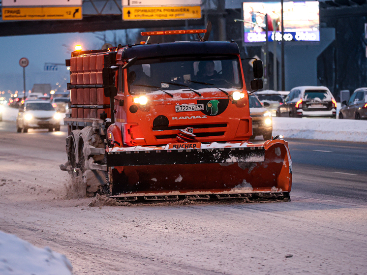 Днем 12 декабря, как и обещали синоптики, столицу начал накрывать снегопад
