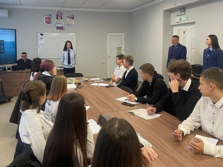 Сотрудники транспортной полиции и Крымской транспортной прокуратуры организовали профилактическое занятие для учащихся Симферопольского техникума железнодорожного транспорта