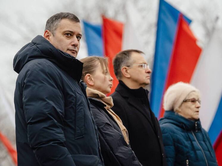 В центре Курска сегодня состоялось торжественное открытие памятника-бюста Артамону Сергеевичу Матвееву — видному государственному деятелю, дипломату и меценату XVII века