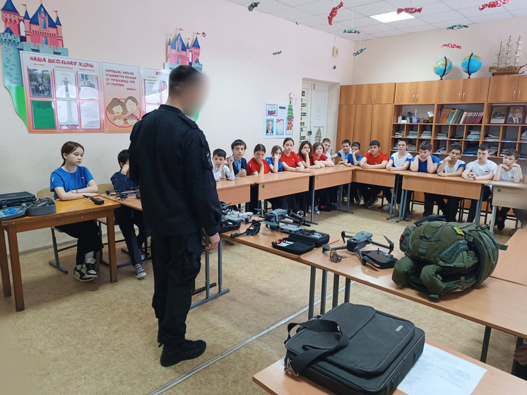 В Пензе росгвардейцы провели для воспитанников школы-интерната урок мужества ко Дню Конституции