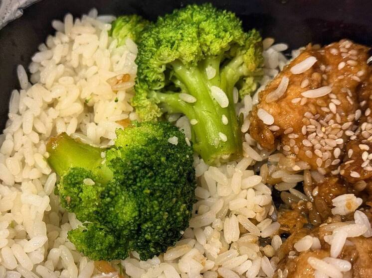 Суперфуды давно окружены ореолом модности и особой пользы, но по факту главная ценность, которую они пропагандируют, вполне достижима и без дорогостоящих упаковок. Для того, чтобы получать максимум витаминов и полезных веществ, вовсе не обязательно искать какие-то особенные, редкие продукты. Достаточно будет разнообразить рацион тем, что продается в любом магазине.