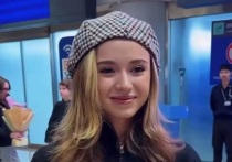 Российская фигуристка Камила Валиева стала одной из ведущих шоу «Новая песня года». Образ, в котором блистала на сцене 19-летняя спортсменка, вызвал раскол в соцсетях.