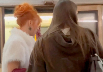 В социальных сетях разлетелся ролик, где некую блогершу, записывающую видео в метрополитене, потрогал за попу проходящий мимо пассажир