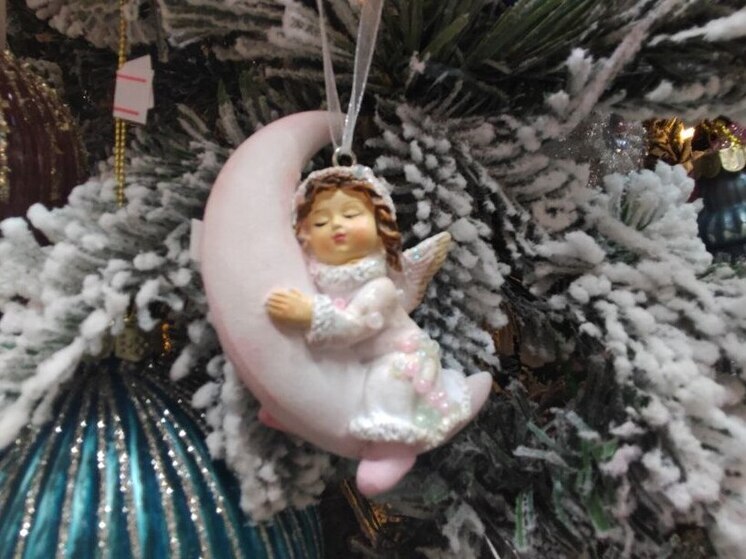 В Валдае почти завершили установку новогодней елки