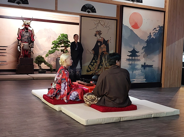 Международный саммит обернулся селфи с Бэтменом, визитом в японскую гостиную, китайским полетом в космос