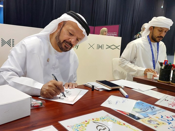 Международный саммит обернулся селфи с Бэтменом, визитом в японскую гостиную, китайским полетом в космос