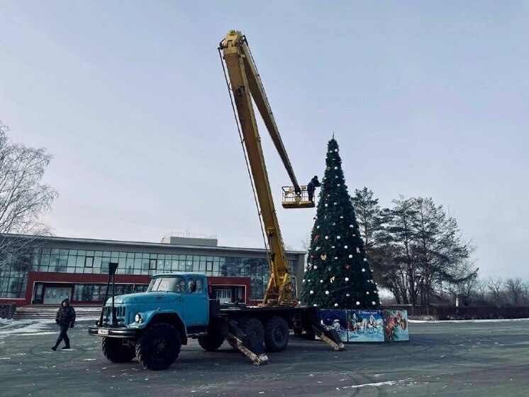 Главную ёлку посёлка Энергетик украсили к празднику. Торжественное открытие — 27 декабря