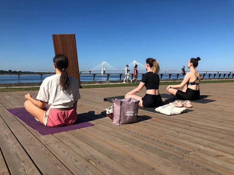Аюрведа сегодня, безусловно, снова переживает волну популярности. Многие ищут в этих практиках способ снизить стресс, структурировать жизнь и почувствовать опору в периоды постоянной спешки и суеты. Но действительно ли индийская система работает, и почему к ней тянутся даже те, кто привык полагаться на доказательную медицину?
